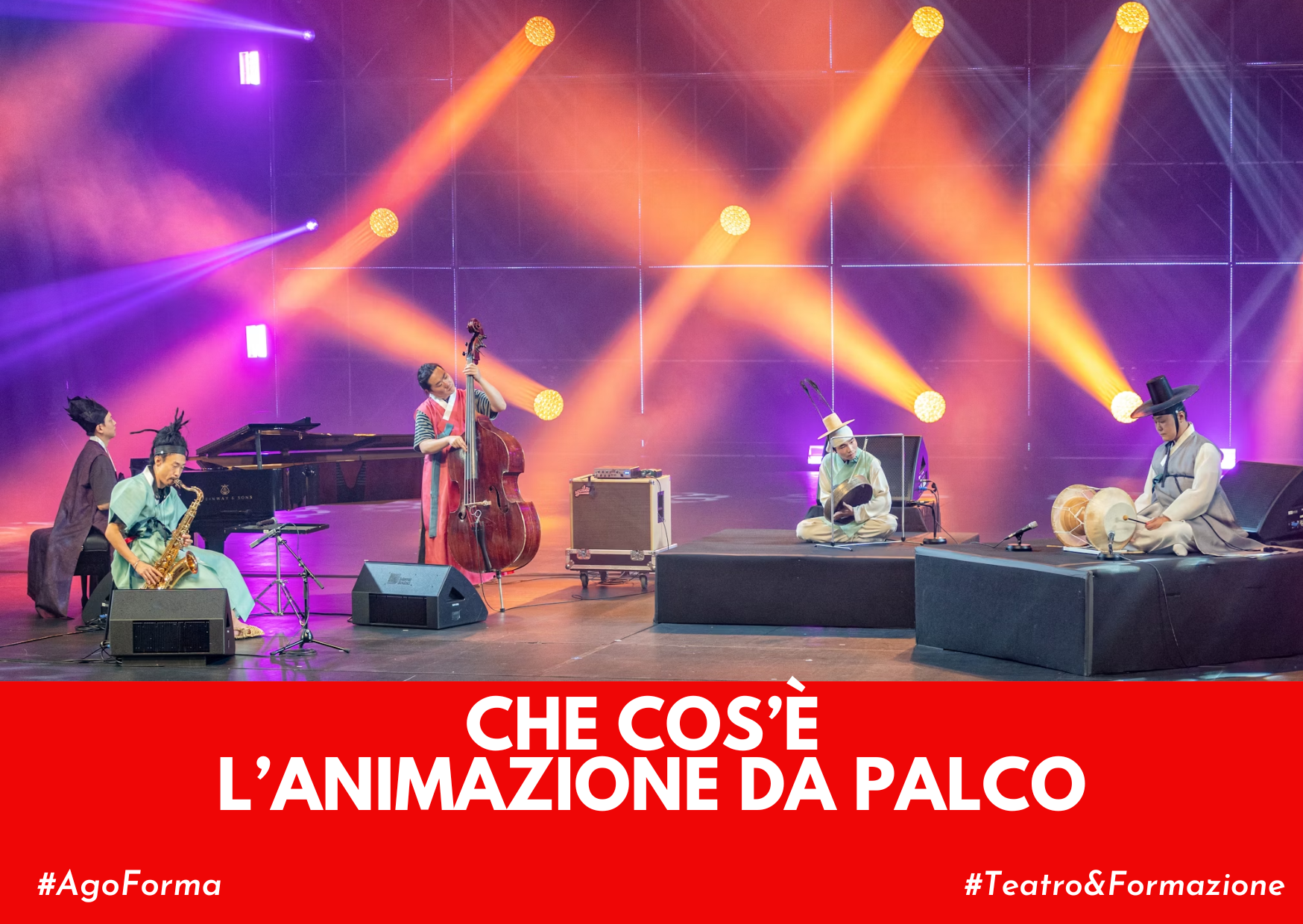 immagine di palco scenico con musicisti che suonano